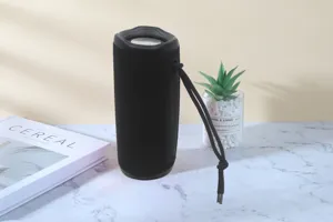 Tragbarer zylindrischer Bluetooth-Lautsprecher Detailansicht mit schwarzem Stoffnetz und Kordel.