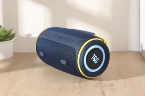 Detailansicht eines tragbaren Bluetooth Lautsprechers mit blauem Netzgewebe und RGB Lichtring.