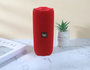 Tragbarer kabelloser Bluetooth-Lautsprecher mit rotem Stoffnetz, schwerem TWS-Bass.