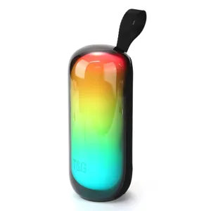 Mini haut-parleur Bluetooth portable avec lumieres RGB colorees et une laniere pratique.