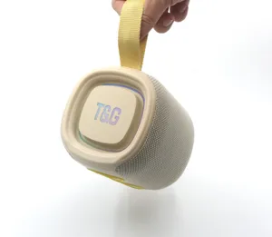 Vista dettagliata di mini altoparlante Bluetooth portatile beige con cinturino giallo.