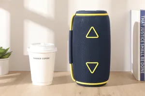 Tragbarer zylindrischer Bluetooth Lautsprecher mit Netzstoff und Tragegurt fuer Outdoor Musik.