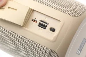 Dettaglio interfaccia altoparlante bluetooth portatile mini con porta type-c usb e slot per scheda tf.