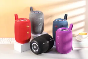 Vue détaillée d'enceinte bluetooth sans fil portable montrant un design en tissu et des LED.