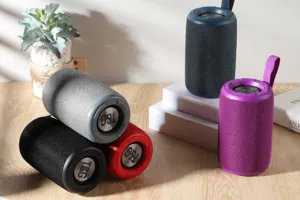 Tragbarer kabelloser Bluetooth Lautsprecher Detailansicht mit bunten zylindrischen Einheiten.