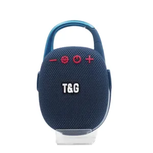Detailansicht des tragbaren Bluetooth-Lautsprechers mit Stoffnetz und praktischem Karabinerhaken.