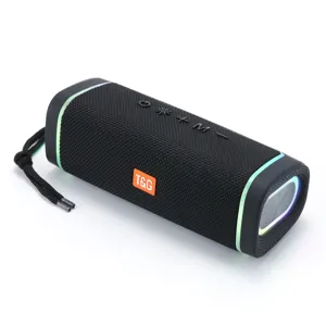 Detailansicht des tragbaren Bluetooth-Laufsprechers mit strapazierfähigem Stoffnetz und RGB.