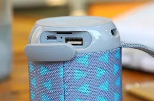 Dettaglio dell'altoparlante bluetooth portatile senza fili con porta USB e slot scheda.