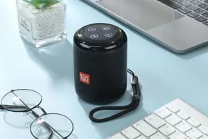 Nahaufnahme Details des tragbaren Mini Bluetooth Lautsprechers mit Trageband und Tasten.