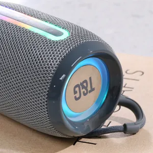 Altavoz Bluetooth inalámbrico portátil con luces RGB coloridas para uso en exteriores.