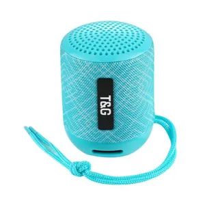 Altoparlante bluetooth portatile ciano dettaglio in tessuto a rete con comodo cordino