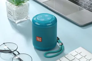 Nahaufnahme eines tragbaren blauen Mini-Bluetooth-Lautsprechers mit Trageband und Tasten.