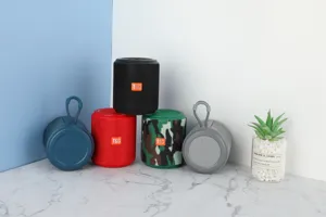 Tragbarer kabelloser Stoff-Bluetooth-Lautsprecher mit Outdoor-Sound und praktischer Schlaufe.