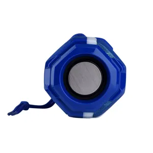 Haut-parleur Bluetooth sans fil portable avec basses profondes et dragonne pratique.