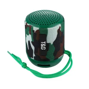 Primo piano dettagliato del mini altoparlante bluetooth wireless mimetico portatile con cordino.