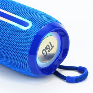Altavoz Bluetooth inalámbrico portátil con luces LED coloridas y práctico cordón de mano.