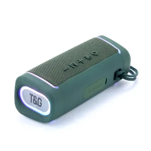 Nahaufnahme des tragbaren Bluetooth-Lautsprechers aus grünem Stoff mit LED-Ringen und Tasten.