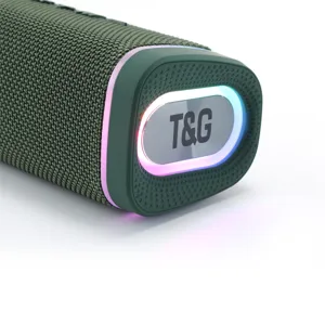 Detailaufnahme des tragbaren Bluetooth-Lautsprechers mit grünem Stoffnetz und RGB LED-Lichtring.