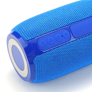 Altavoz bluetooth cilíndrico azul portátil con malla de tela y radiador de graves pasivo.