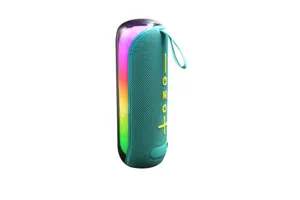 Détail de haut-parleur Bluetooth sans fil portable avec bande LED colorée et tissu.