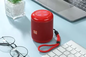 Roter kleiner tragbarer kabelloser Bluetooth-Lautsprecher Detailansicht mit Trageriemen.