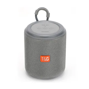 Tragbarer kabelloser Bluetooth-Stofflautprecher mit Trageschlaufe und orangefarbenem Etikett.