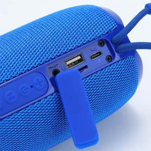 Vista detallada de altavoz Bluetooth inalámbrico azul portátil con puertos de conexión.