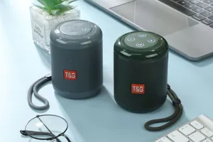 Detailaufnahme des tragbaren Mini Bluetooth Lautsprechers mit Trageband fur Outdoor Musik.