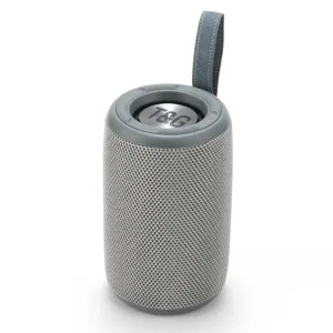 Tragbarer kabelloser Outdoor Bluetooth Lautsprecher mit Stoffgewebe und Trageschlaufe.