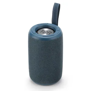 Blauer tragbarer Outdoor-Bluetooth-Lautsprecher mit Stoffnetz und praktischem Tragegurt.