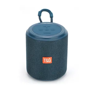 Nahaufnahme des tragbaren blauen Stoff-Bluetooth-Laufsprechers mit Bedienfeld und Mesh-Struktur.