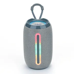Mini altavoz bluetooth portatil con luz rgb vertical y correa practica detalles visibles.
