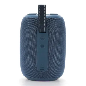 Vue détaillée d'une enceinte Bluetooth étanche portable avec tissu maillé et boutons.
