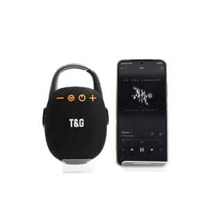 Tragbarer kleiner Bluetooth-Lautsprecher Detailansicht mit Karabiner und Smartphone-Größenvergleich.