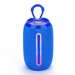 Altavoz Bluetooth inalambrico portatil con luz LED, mini disenio cilindrico y correa para exterior.