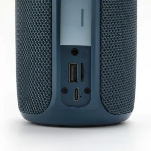 Tragbarer Bluetooth-Laufsprecher Detailansicht Anschluss blauer Stoff Mesh Ladeanschluss