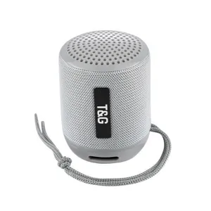 Altoparlante bluetooth portatile compatto e wireless in grigio chiaro con comodo cordino.