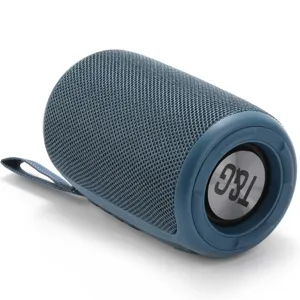 Nahaufnahme des blauen tragbaren Bluetooth-Lautsprechers, strapazierfähiges Mesh-Design.