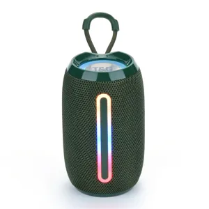 Primer plano del altavoz Bluetooth portátil cilíndrico con luz RGB vibrante y acabado de malla.