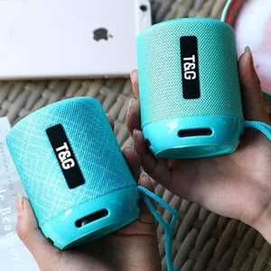 Altoparlante bluetooth portatile ciano senza fili con cordino, design compatto all'aperto.