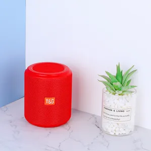 Tragbarer kabelloser Stoff-Bluetooth-Lautsprecher mit sattem Sound und modernem Design.