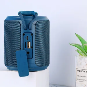 Tragbarer blauer Stoff Bluetooth Lautsprecher fuer draussen mit Band und Anschluessen.