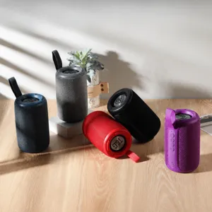 Tragbarer kabelloser Bluetooth-Lautsprecher mit TWS-Kopplung und zylindrischem Mesh-Design.