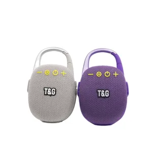 Detailaufnahme des tragbaren wasserdichten Bluetooth-Laufsprechers mit Karabinerhaken.