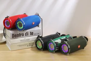 Nahaufnahme der tragbaren kabellosen Bluetooth-Lautsprecher mit bunten Lichtern.