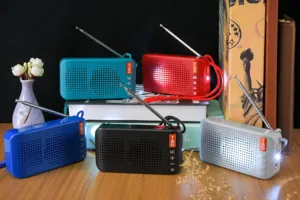 Tragbarer kabelloser Bluetooth-Lautsprecher mit UKW-Radio und Taschenlampe in Farben.