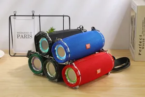 Tragbarer Outdoor Bluetooth Lautsprecher mit LED Lichtern, starkem Bass und Gurt.