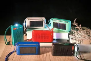 Tragbarer Solar Bluetooth Lautsprecher Detail mit bunten Farben, Radioantenne und Taschenlampe.
