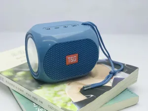 Tragbarer kabelloser blauer Bluetooth Lautsprecher Nahaufnahme mit robuster Schlaufe.