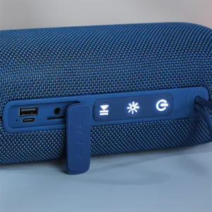 Tragbarer wasserdichter Bluetooth-Lautsprecher mit Stoffgewebe und beleuchteten Tasten.